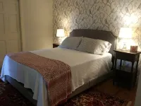 Steps away from Main Street at this centrally located house in Clayton. Ga. - 3-Sterne