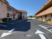 Encore Inn - parking