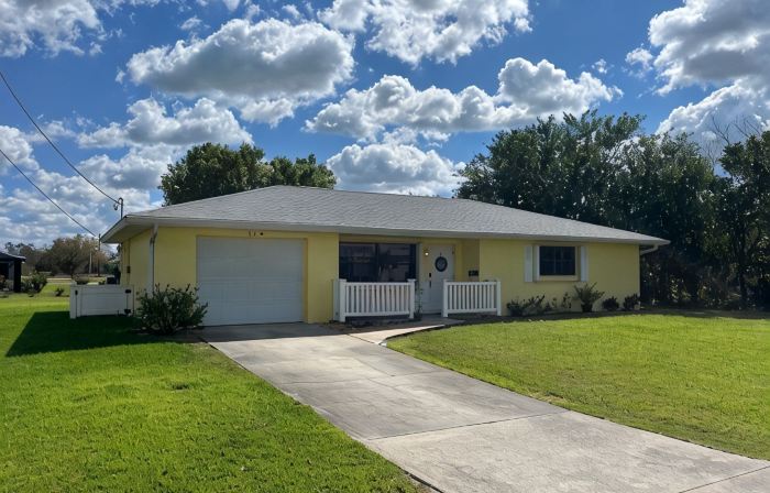 2 bedroom 2 bath single family home in Lake Placid FL. Located in Placid lakes