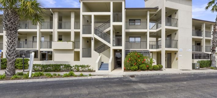 The Flirty Flamingo 3Br/2ba Top Floor Condo in St. Augustine Beach 세인트 어거스틴 비치 호텔