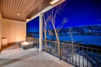 Creekside Cabin: Redlight, Yoga Studio, Sauna, & Cold Plunge; 10-min to skiing - 4-Star