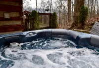 Quaint, Romantic Mountain Antique Log Cabin Near Asheville! - Chalets