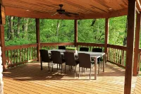 LUXURY Wooded Hilltop Hocking Hills Villa Lodge! - Wi-Fi