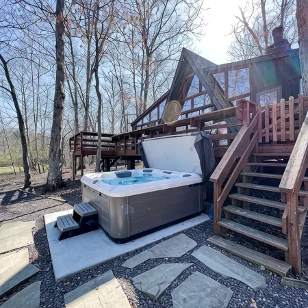 FLAT, Lakefront chalet; Hottub, Playground, Firepit, Wifi, and more!