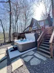 FLAT, Lakefront chalet; Hottub, Playground, Firepit, Wifi, and more! - Chalets
