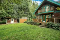 Idlyllic riverfront 2-bed cabin with hot-tub close to Stevens Pass and hiking - Alphydda