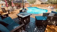 Backyard Oasis with Private Pool, SPA and Putting Green only 2 Miles from TAMU! - 4星級