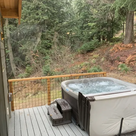 Relax & Unwind: Hot Tub, Hiking Trails, 3 Minutes to Village!