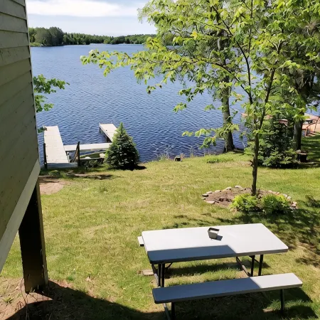 Lakefront Large Lodge in quiet bay~ Pontoon Rental Available
