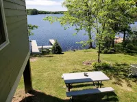 Lakefront Large Lodge in quiet bay~ Pontoon Rental Available - Wifi