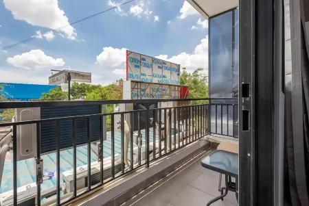 RedDoorz Near Tanjung Duren 2 Отели рядом с достопримечательностью «Toko Merah»