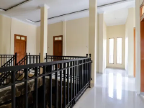 Dewisri Homestay Hotels in Pajangan