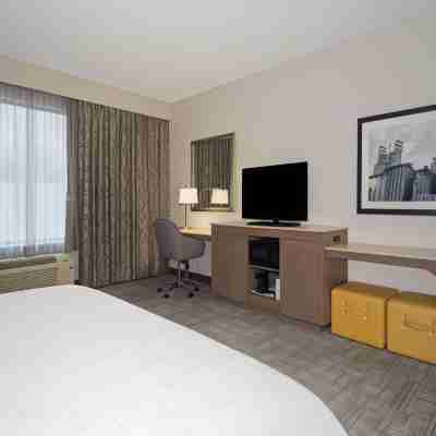Hampton Inn & Suites Minneapolis University Area Rooms