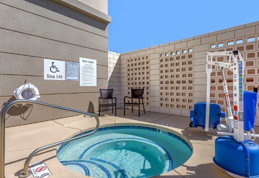 3. 홀리데이 인 익..