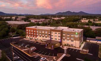 Holiday Inn Express & Suites Roanoke – Civic Center