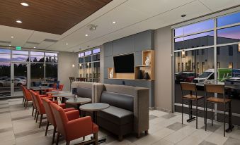 Holiday Inn Express & Suites Portland Airport