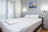 Modern Cozy 1 Bd Piraeus Perfection Apt Hotel di Pulau Salamis