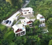 Edelweiss Glamping Bogor Hotel dekat Campervan Gunung Bunder, Bedeng Campsite