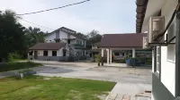 Mri Residence - Homestay in Sg Buloh with Swimming Pool - No Pork&Alcohol Allowed فنادق في Ijok