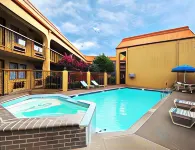 Days Inn by Wyndham Southaven MS - Parking