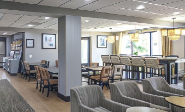 4. 햄프턴 인 휴스..