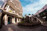 Dharma Beach Hotel di 