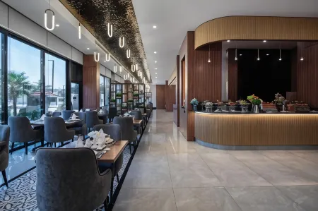 Warwick Al Jubail Hotel Отели рядом с достопримечательностью «Royal Commission for Jubail and Yanbu»