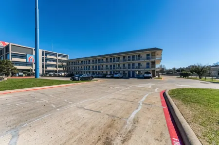Motel 6 Garland, TX - Dallas Отели рядом с достопримечательностью «Herman Marshall Whiskey»