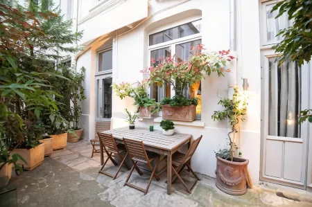 Mhl - Maison Hotel Lyon Отели рядом с достопримечательностью «Университет Люмьер Лион 2 - Кампус Берж дю Рона»