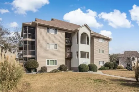 Modern 2 bedroom/2 bath Condo 3 miles from Sunset Beach