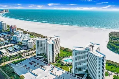 Stunning corner unit on 14th floor with wrap around balcony in Marco Island. South Marco Beach 주변 호텔