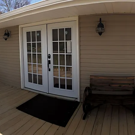Freshly remodeled Retreat close to hiking, boating, and shopping