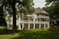 The Oakwood Inn Okoboji - Homestays