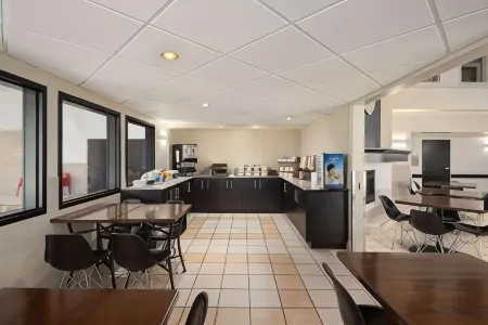 Super 8 by Wyndham Sainte Agathe des Monts Отели в г. Валь-Давид