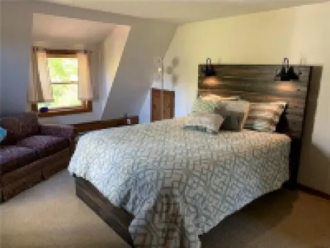 1/2 mile to EVL, Lake, HOT TUB, Pets welcome