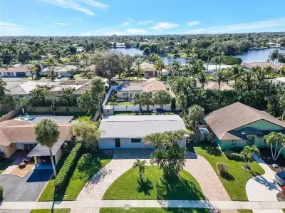 Lovely home with heated Pool a mile from the beach