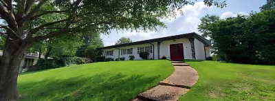 Luxury Modern Midtown Home - Tuscaloosa. Certain discounts apply!!!! Hotels near Bryant-Denny Stadium