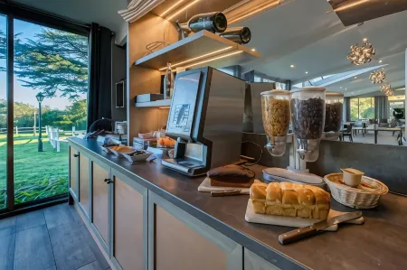 Logis Hôtels- Hôtel et Restaurant Domaine de Fompeyre Отели в г. Сигалан