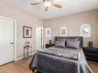 Pilot's Lounge - 2 miles from Chandler Municipal Airport Hotels near Walmart Supercenter