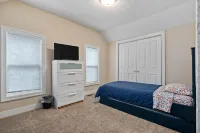 Charming Retreat Close to Downtown Attractions - Inviting and Cozy 홀란트 호텔