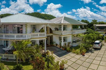 340 Mountain View Apartments Отели в г. Маэ