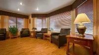 Oakridge Inn & Suites