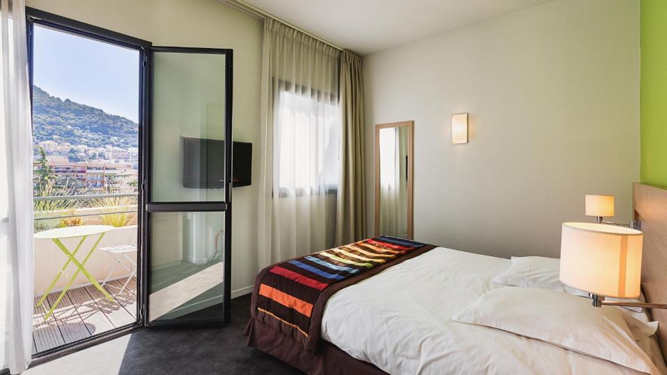 Esatitude Hotel