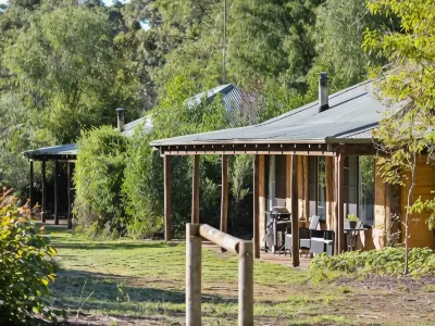 Treenbrook Cottages Hoteles cerca de Dave Evans Bicentennial Tree