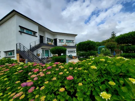 Jeju GB House Pension Отели рядом с достопримечательностью «Jeju Jeolmul Natural Recreation Forest»