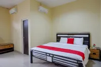 RedDoorz @ Jalan Bali Cilacap Hotels in Sidanegara