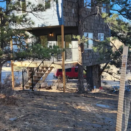 Tree House 1-bedroom cabin in Peyton with WiFi access