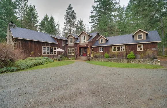 寧靜，歷史悠久的沃爾夫溪小屋，附近有徒步旅行