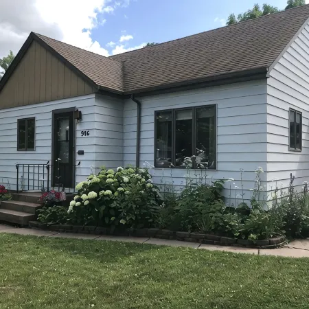 Cozy House in Central Park Neighborhood of Superior, Wisconsin. 2 Br Sleeps 8 Отели в г. Сьюпириор
