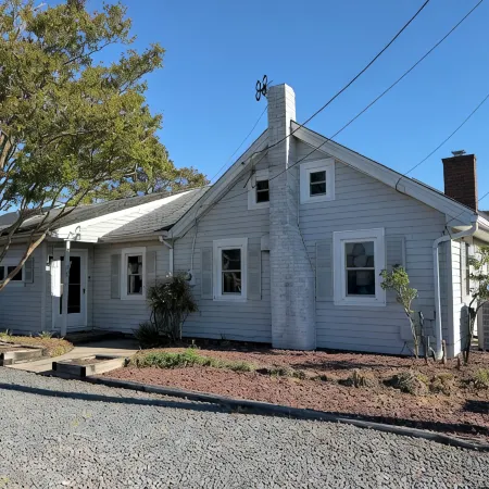 Cozy beach cottage, steps from Lewes Beach